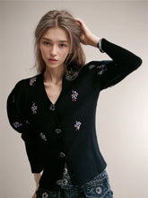 Gestrickter Pullover mit V-Ausschnitt und Puffärmeln in Rautenform